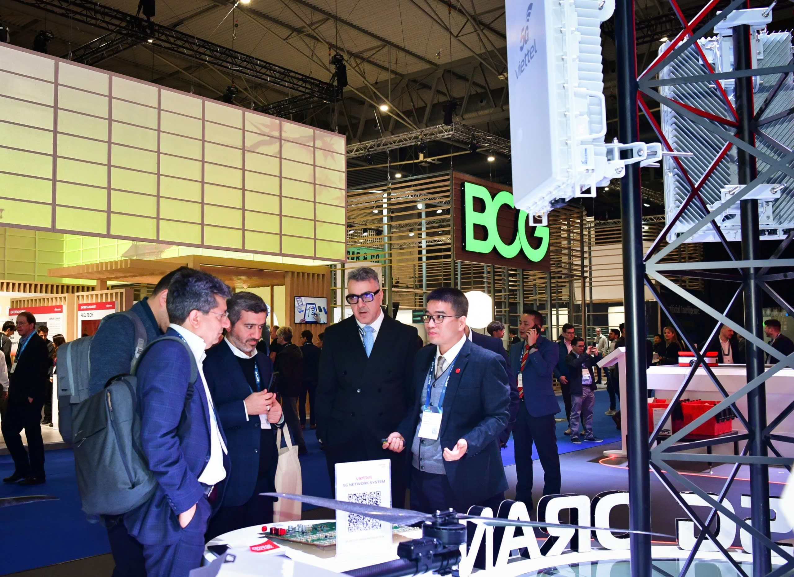 Viettel’s 5G products received positive feedback from international visitors on the opening day of MWC Barcelona 2025